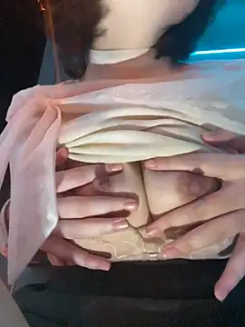 Littleqiu - 户外KTV偷偷搞刺激，达到目标特写骚穴，脱内衣漏点