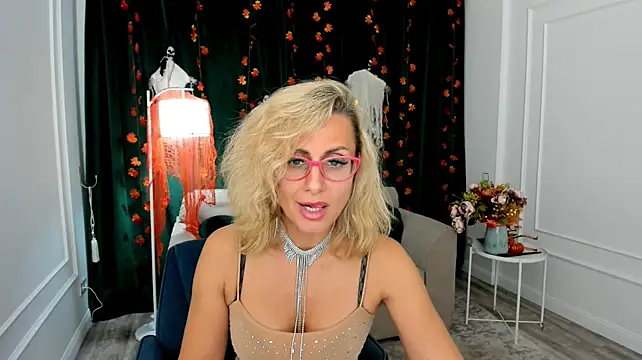 MuseOfStage - Put on a bikini and dance