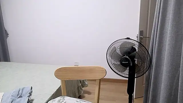 Yuhan116 - 郁函脱光衣服 身体站直秀身材 背对镜头像被前男友抚摸身体私密位置3分钟