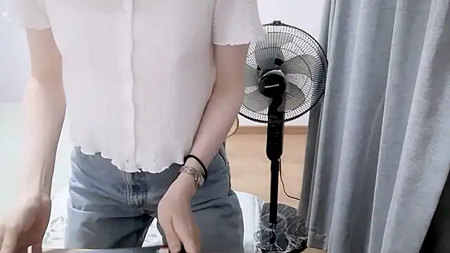 Yuhan116 - 郁函脱光衣服 身体站直秀身材 背对镜头像被前男友抚摸身体私密位置3分钟