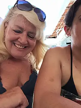 Belladama61 - Colocar o plug no cuzinho