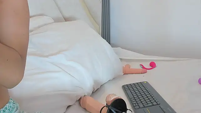 Roxyflame_ - finger in my pussy