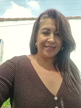 CurvyFireLatina - Flash of boobs in the park