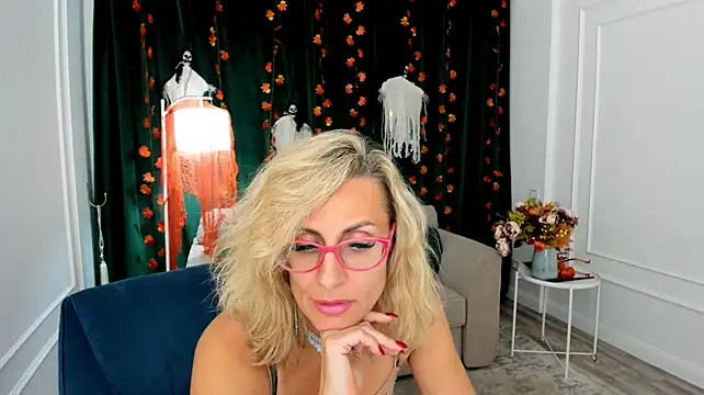 MuseOfStage - Put on a bikini and dance