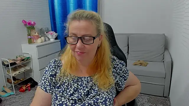 Frau_Marta - down to underwear