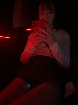 Littleqiu - 户外KTV偷偷搞刺激，达到目标特写骚穴，脱内衣漏点