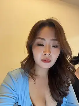 Yomi009 - 朋友家小粉震乳头😳