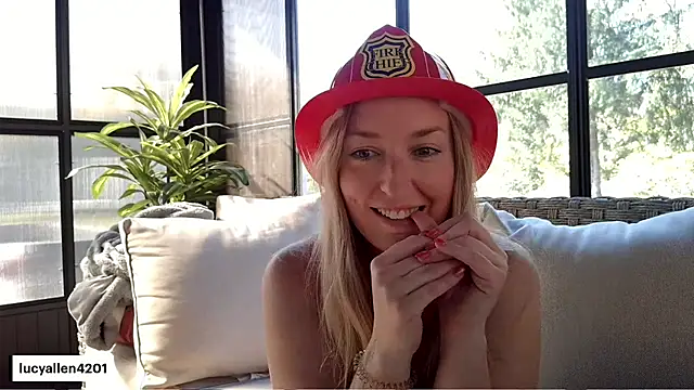 Lucyallen4201 - Run Naked in the Yard!