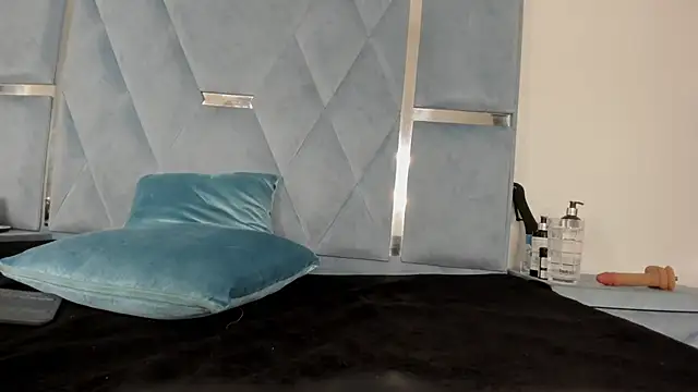 Mila_petiteasm - show my ass