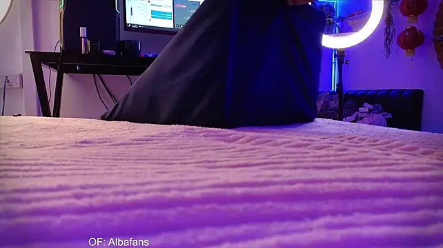 AlbaismynameX - Twerk and clapping
