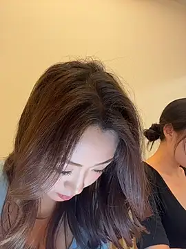 Yomi009 - 朋友家小粉震乳头😳