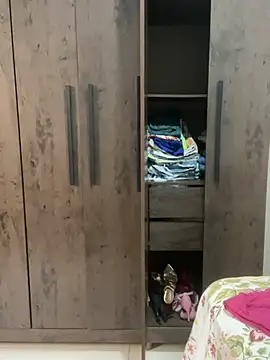 Gabyseex - Ficar sem blusa 5 minutos