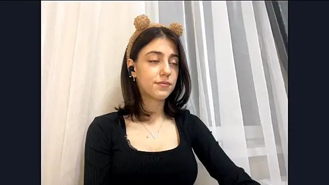 JessicaRomjue - Show legs and caress them slowlyyy