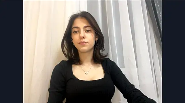 JessicaRomjue - tease with my shoulders 😘