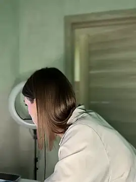 KatyOops - DOGGY NO PANTIES - поза собачки без трус