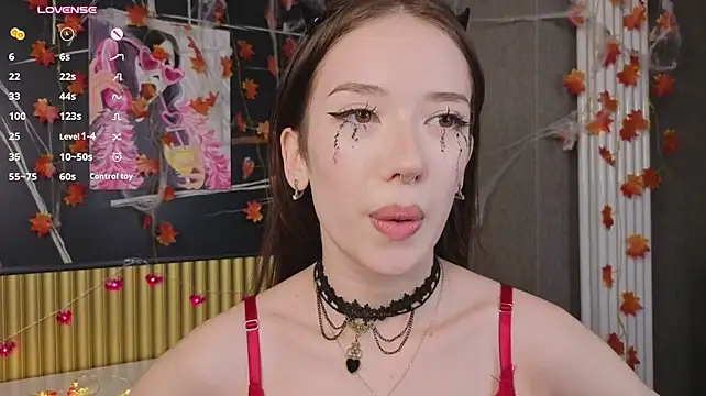 Tinyanie - Fingers walk in panties