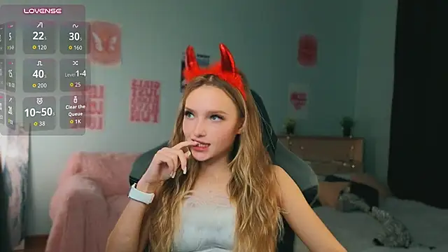 Evamoonis - put on demon horns