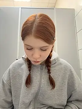 Freaky__Nikki - roll my top up + underboobs view