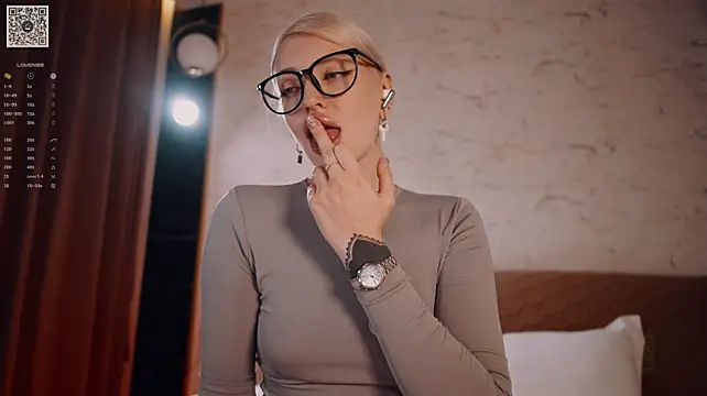 LinaKinky - Walk on my Sensual body...
