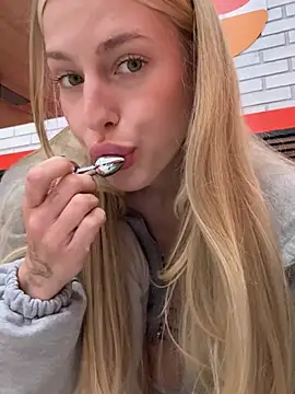 Kira_mia - MAKE MY PUSSY WET IN MEN WC😋