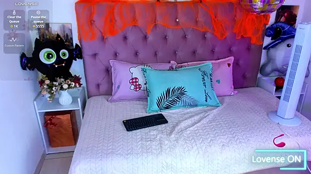 Lux_wish - Naked + fingers pussy