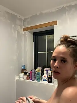 Poppylooloo - Squeeze boobs