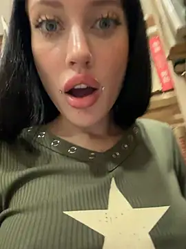 Melissa_crazy - one finger fuck pussy then suck it 🤤