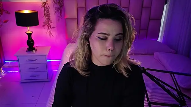 AlbaismynameX - Twerk and clapping