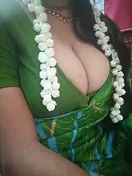 Tamil_paalkova - Oil on boobs
