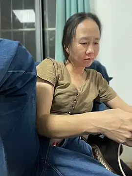 Li61316 - 完成目莉莉在办公室的楼梯上尿尿！有哥哥会支持的吗？