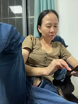 Li61316 - 完成目莉莉在办公室的楼梯上尿尿！有哥哥会支持的吗？