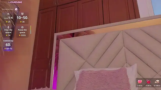 Vivianne_scott - rubbing her clit under her panties