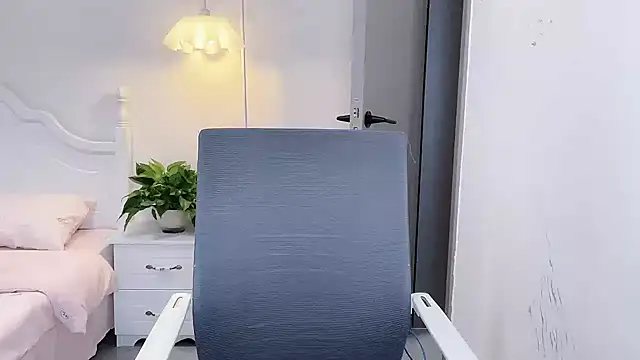 Ninini33666 - 给伊伊补补水，想要喷高高