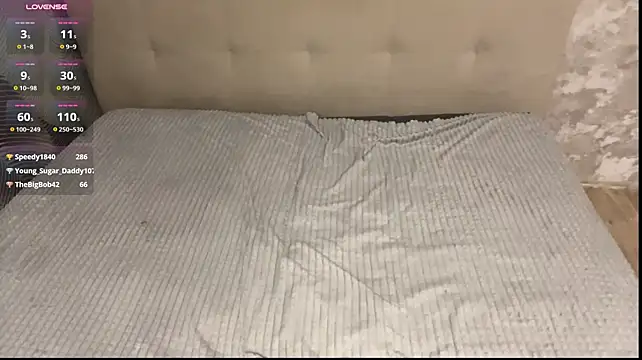MiaWarhol - 😳slowly show nipples😳