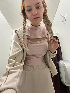 Elsawhere - off pants completely!!! SO RISKY IN 🚽😱