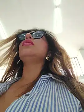 Karen_San_Miguel - Flash tits in public + spit tits 😈