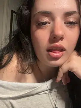 Noradior - take off top and show tits 🍒