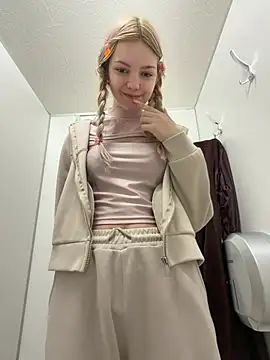 Elsawhere - legs OPEN! ONLY FINGER COVER PUSSY🔞🍓