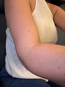 Carolina_Novoa - Massages on my bare tits at the office