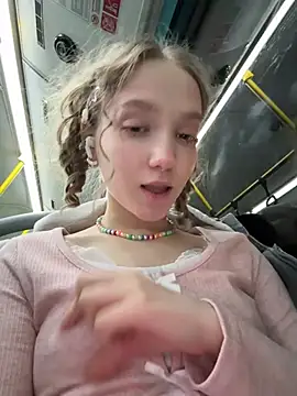 Bambi_lu - risky risky pussy spread in public wc!