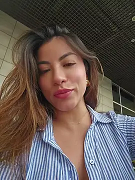 Karen_San_Miguel - Flash tits in public + spit tits 😈