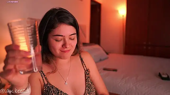 Lau_Bee - panty off massage my clit