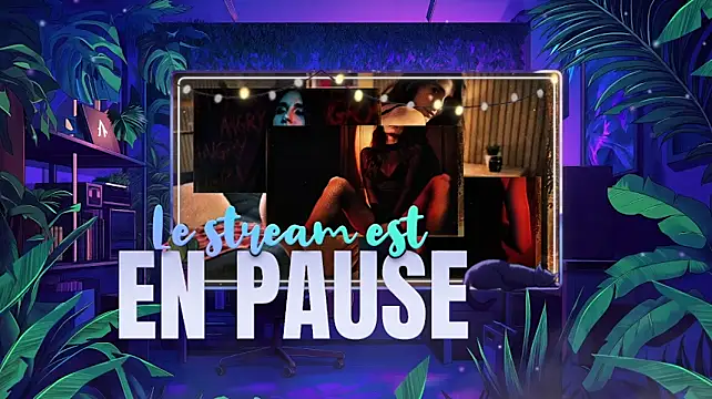 WildgirlShow - flash chatte + doigt