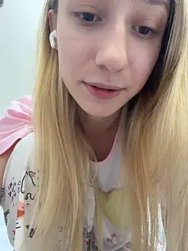 Lia-see-ya - Lift up my top + play Tits in WC🤯💦