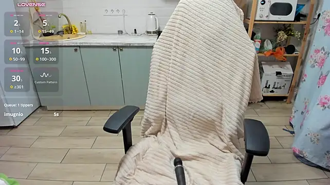 LinaElasm - play with pussy with domi