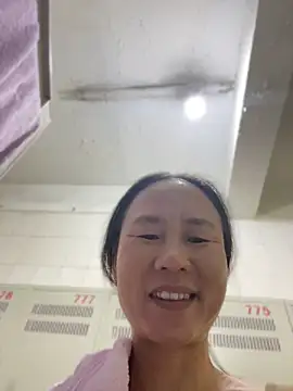 Li61316 - 完成目莉莉在办公室的楼梯上尿尿！有哥哥会支持的吗？