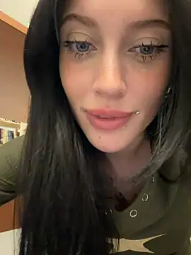 Melissa_crazy - bare tits and keep rub pussy here 😳