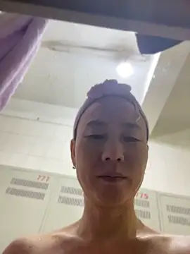 Li61316 - 完成目莉莉在办公室的楼梯上尿尿！有哥哥会支持的吗？