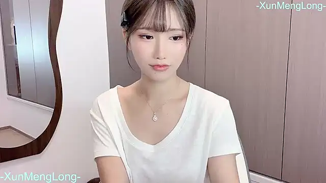 -XunMengLong- - 只穿内衣直播十分钟