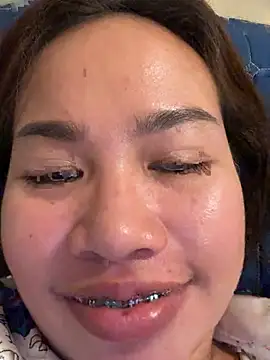 Ponthip - Show my tits เปิดนม5 นาที
